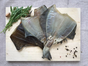 Кальмар щупальца (мелкие) холодного копчения: Камбала камчатская вяленая без икры