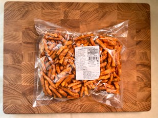 Продукт сырный ПАУТИНКА  Oktobersnack ВАСАБИ 1 кг: Сыр копченый на ольхе с перцем 