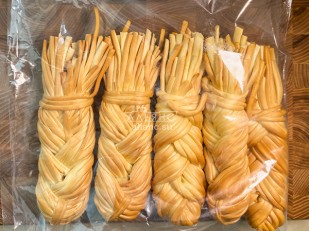 Продукт сырный ПАУТИНКА  Oktobersnack ВАСАБИ 1 кг: Сырный продукт ФЕРМЕРСКИЙ коса копченая