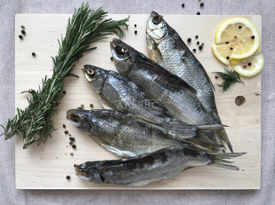 Ведро Ржаные гренки с малосольным огурчиком: Вобла вяленая астраханская крупная